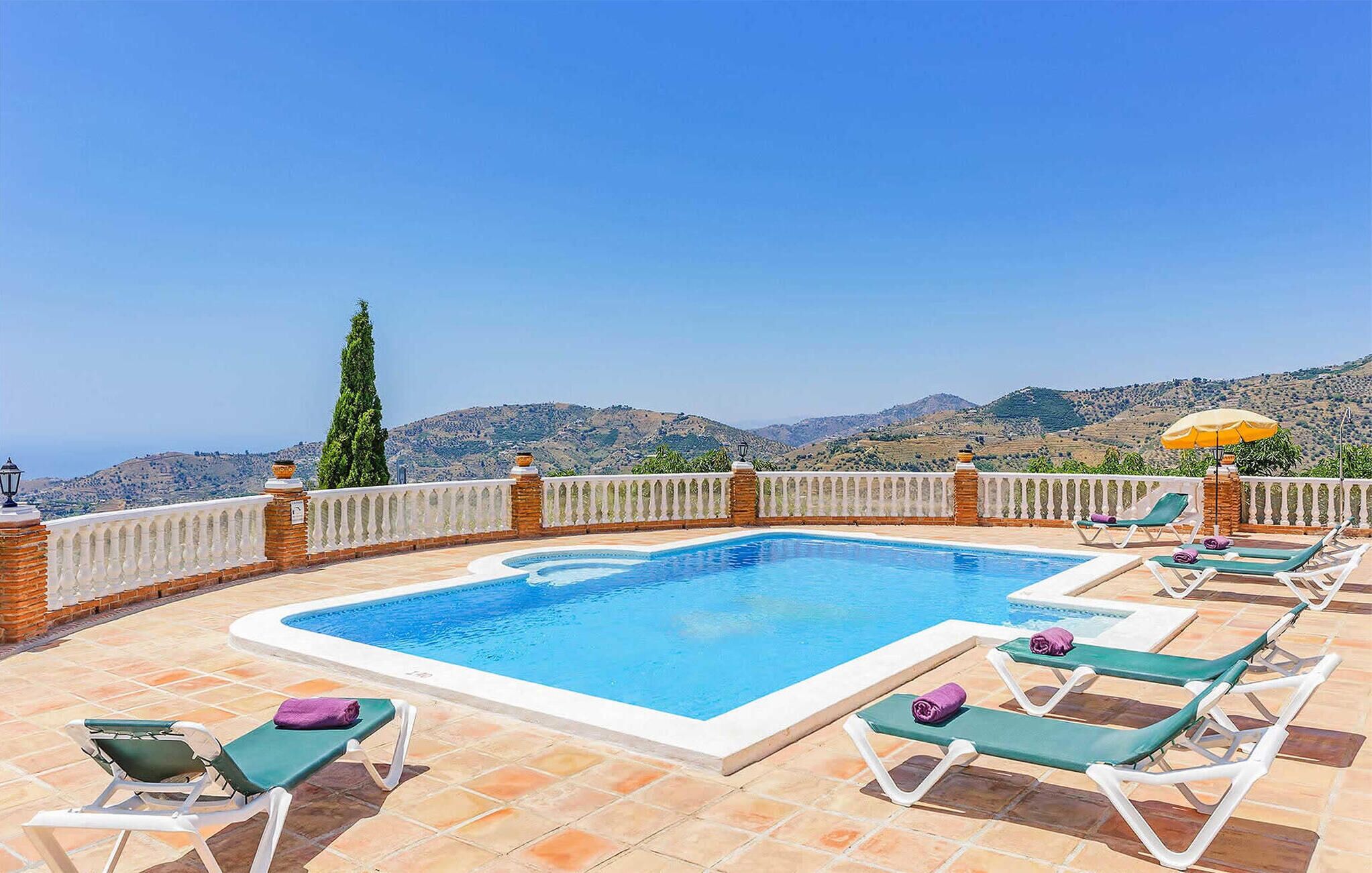 Una piscina sul tetto con vista libera sulle colline circostanti.