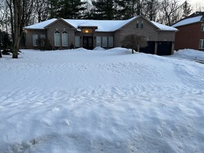 Exterior - Mansion in Springwater, 10 min to lake Simcoe and 20 min to Allenwood Beach (Barrie)