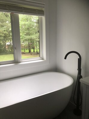 Hair dryer, towels, soap, shampoo - Mansion in Springwater, 10 min to lake Simcoe and 20 min to Allenwood Beach (Barrie)