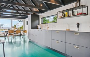 ثلاجة، فرن، غسالة أطباق، ماكينة لصنع القهوة/الشاي