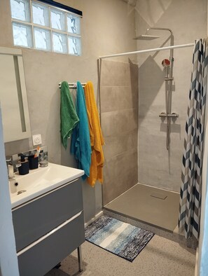 Dusche, Haartrockner, Handtücher, Toilettenpapier