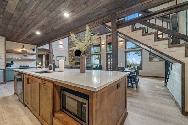 Fridge, microwave, oven, stovetop - Mtn. Views/Pool Spa/Direct ATV Trails/Pool Table! (Broken Bow)