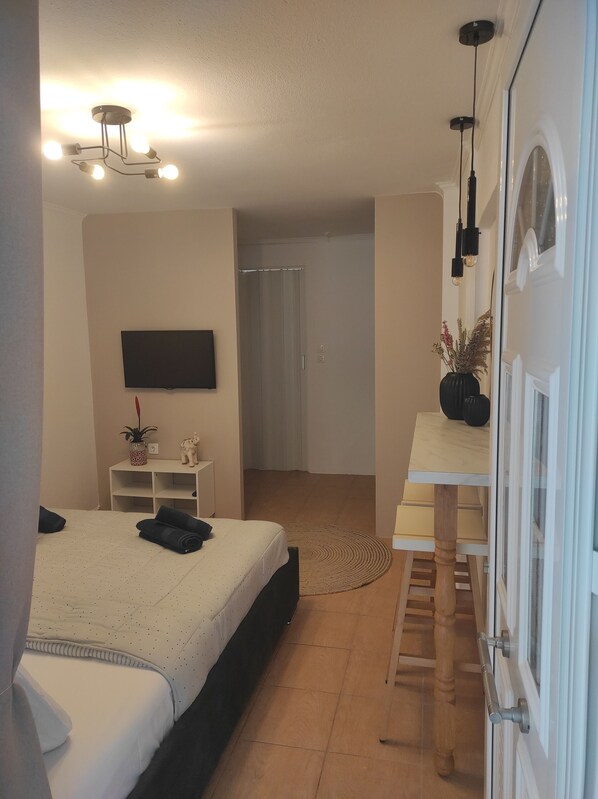 1 habitación, tabla de planchar con plancha, wifi y ropa de cama 