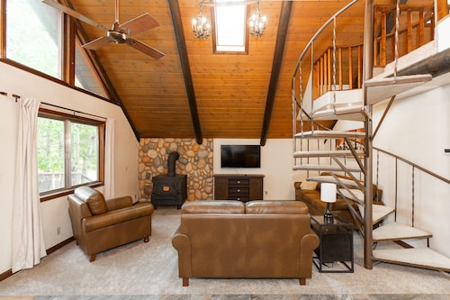 Cozy Hyalite Cabin! Minutes from MSU, Downtown Bozeman & Hyalite Canyon!