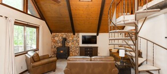 Cozy Hyalite Cabin! Minutes from MSU, Downtwon Bozeman & Hyalite Canyon!
