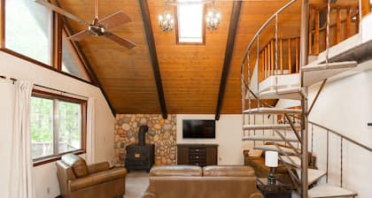 Cozy Hyalite Cabin! Minutes from MSU, Downtown Bozeman & Hyalite Canyon!