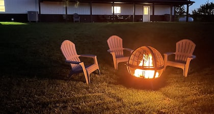 Spacious 5 Bedroom Lodge Minutes to the Lake!