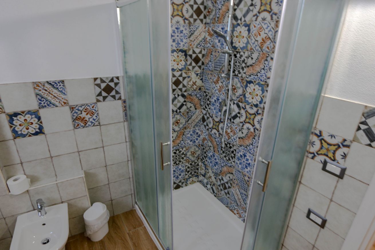 Shower, bidet, towels