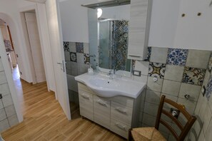 Dusche, Bidet, Handtücher