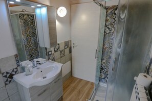 Shower, bidet, towels - Issohadores Apartment (Mamoiada)