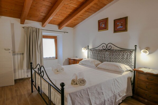 2 bedrooms, bed sheets - Issohadores Apartment (Mamoiada)