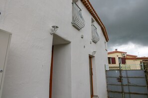 Exterior detail - Issohadores Apartment (Mamoiada)