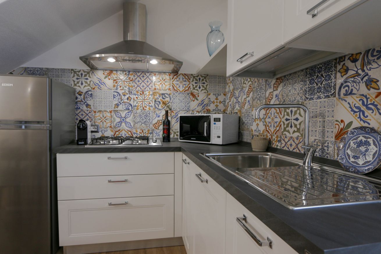 Frigorífico, microondas, horno y placa de cocina