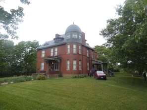 A large, historic building with a prominent dome and a symmetrical facade. - Johnstone Mansion (Keokuk)