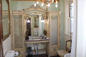 Suite Deluxe | Bagno | Vasca da bagno a immersione totale, set di cortesia gratuito