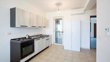 Jääkaappi, liesi, kahvin-/teenkeitin