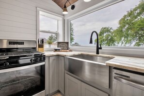 Réfrigérateur, four à micro-ondes, un four, surface de cuisson