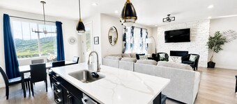 Mountain Retreat, Stunning Views- Minutes to Deer Valley & Jordanelle: Sleeps 12