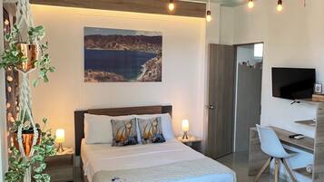 Exclusieve driepersoonskamer | Luxe beddengoed, donzen dekbedden, een minibar, individueel gedecoreerd