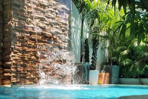 Una piscina al aire libre