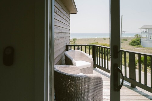 Newly remodeled condo on Wrightsville Beach steps away from the ocean! 