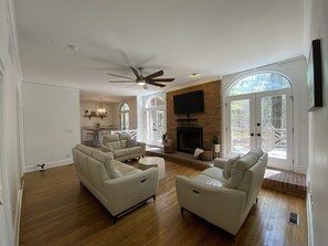 Smart TV, fireplace - Newly Renovated! Trilith 1.5 miles 2 Master Suites (Fayetteville)