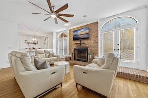 Smart TV, fireplace