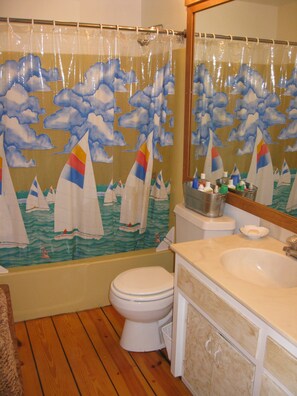 Haartrockner, Handtücher, Seife, Toilettenpapier