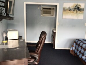 1 Twin Bed and 1 Double Bed | Free WiFi, bed sheets - Hitching Post Country Motel (Cornwall Bridge)