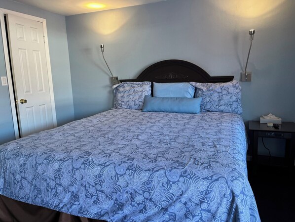 غرفة بتجهيزات أساسية - سرير ملكي | واي فاي مجانًا وملاءات أسرّة