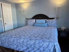 Basic-Zimmer, 1 King-Bett | Kostenloses WLAN, Bettwäsche