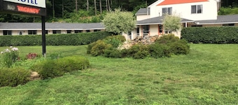 Hitching Post Country Motel