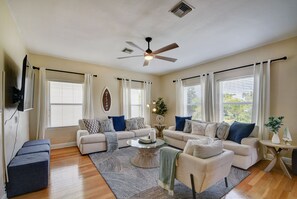 Living area - Private Oasis minutes away from the beach (Lake Worth)