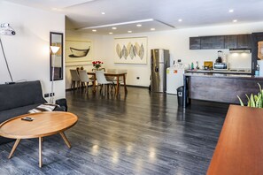 家庭公寓式客房 | 起居区 | 42-英寸智能电视（配备数码频道）、电视、Netflix