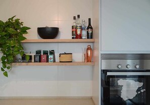 Réfrigérateur, four à micro-ondes, un four, surface de cuisson