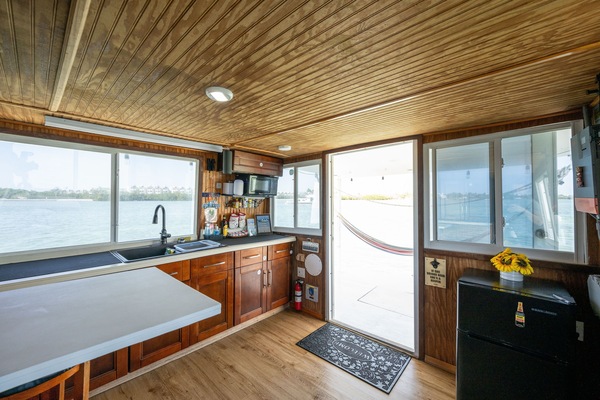 Fridge, microwave, oven, coffee/tea maker