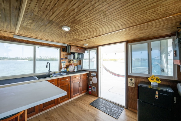 Réfrigérateur, micro-ondes, four, cafetière/bouilloire