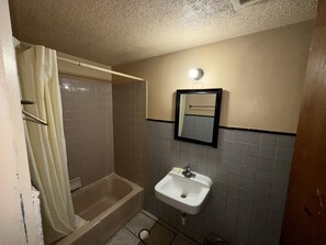 Eenvoudige Twin kamer, 2 queensize bedden | Badkamer