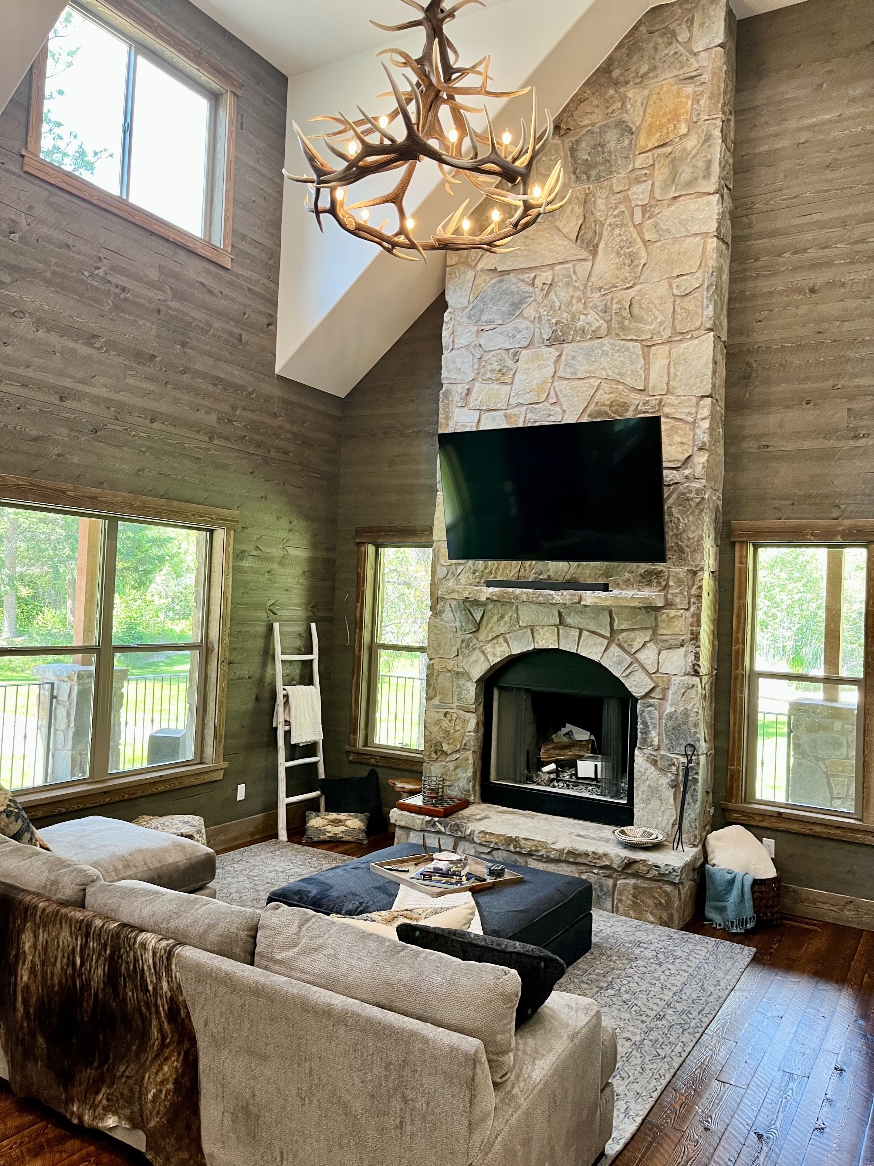 Een smart-tv, een open haard en tafelvoetbal