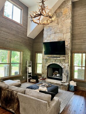 Smart TV, chimenea y futbolito