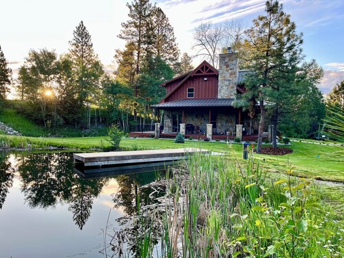 Riverfront Luxury Cabin With Private Pond And Hot Tub