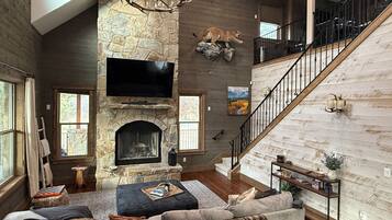 Smart TV, chimenea, futbolito