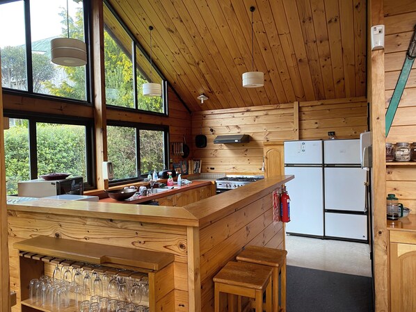 Cabaña | Cocina privada | Refrigerador, microondas, horno y parrilla de estufa