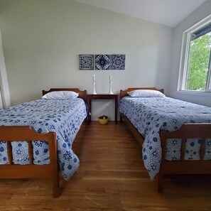 3 bedrooms, desk, Internet, bed sheets