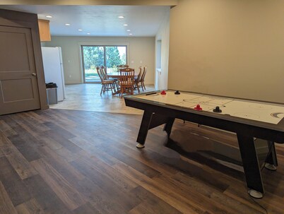 Hawk's Nest
Entire 1650 Sqft lower level. 