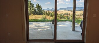 Hawk's Nest
Entire 1650 Sqft lower level. 