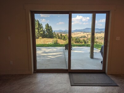 Hawk's Nest
Entire 1650 Sqft lower level. 