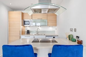 Frigorífico, microondas, horno y placa de cocina