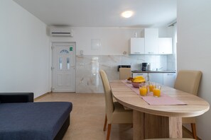 Dining - A 3 - seafront apt with balcony, 1 min to beach (Trogir)
