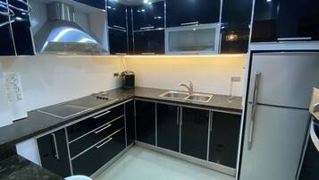 Kühlschrank, Mikrowelle, Ofen, Herdplatte